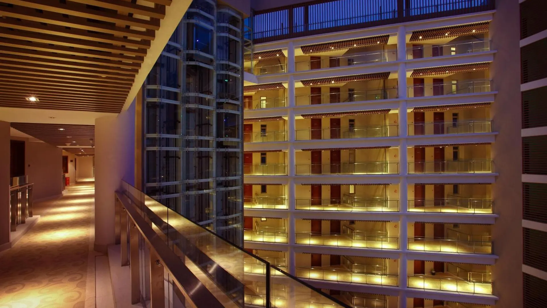Sanya Seacube Holiday Hotel